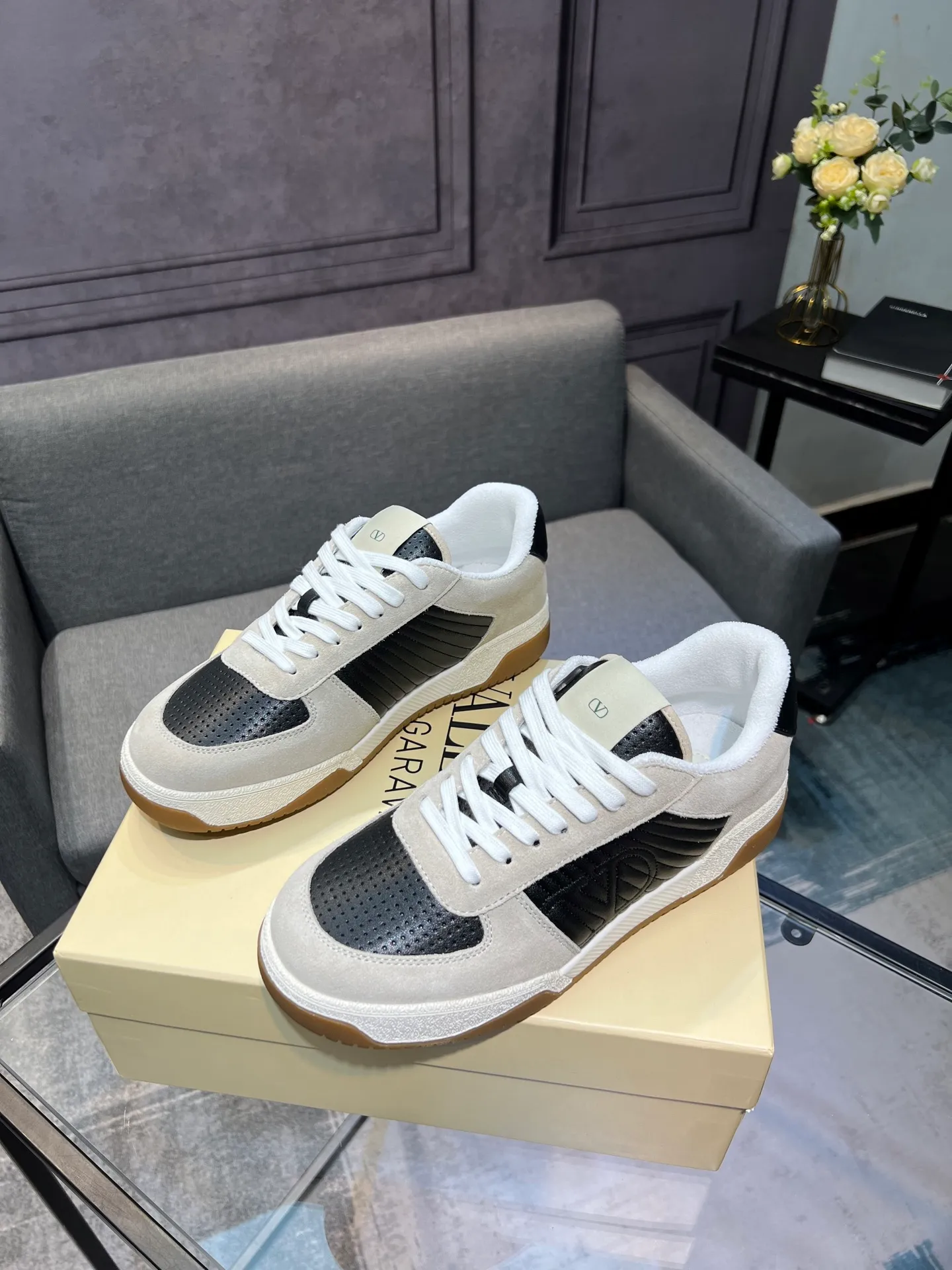 Men's shoes 💰720 VALENTINO Valentino 2025 popular casual sports shoes! 👍Fabric: Original custom punched + full-grain cowhide 👍Feet: cowhide + V-mark special injection insole (original 1:1) 👍Outsole: TPR+raw rubber combination wear-resistant outsole 👍Packaging: original beige full set of noble counter packaging 👍Code number: women's 35-41, men's 38-45 women's 40.41 men's 45.46 customized